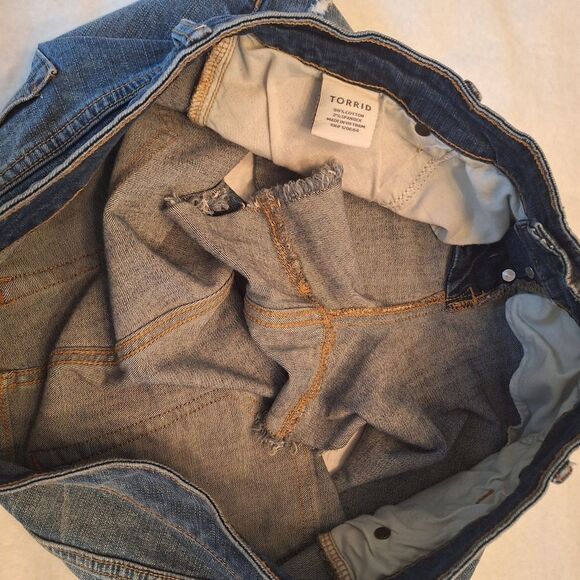 Torrid Distressed Denim Raw Hem Cut Off Shorts Size 18 Button Fly Stretch - Picture 8 of 10